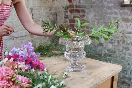 How to prepare flowers in a vase
